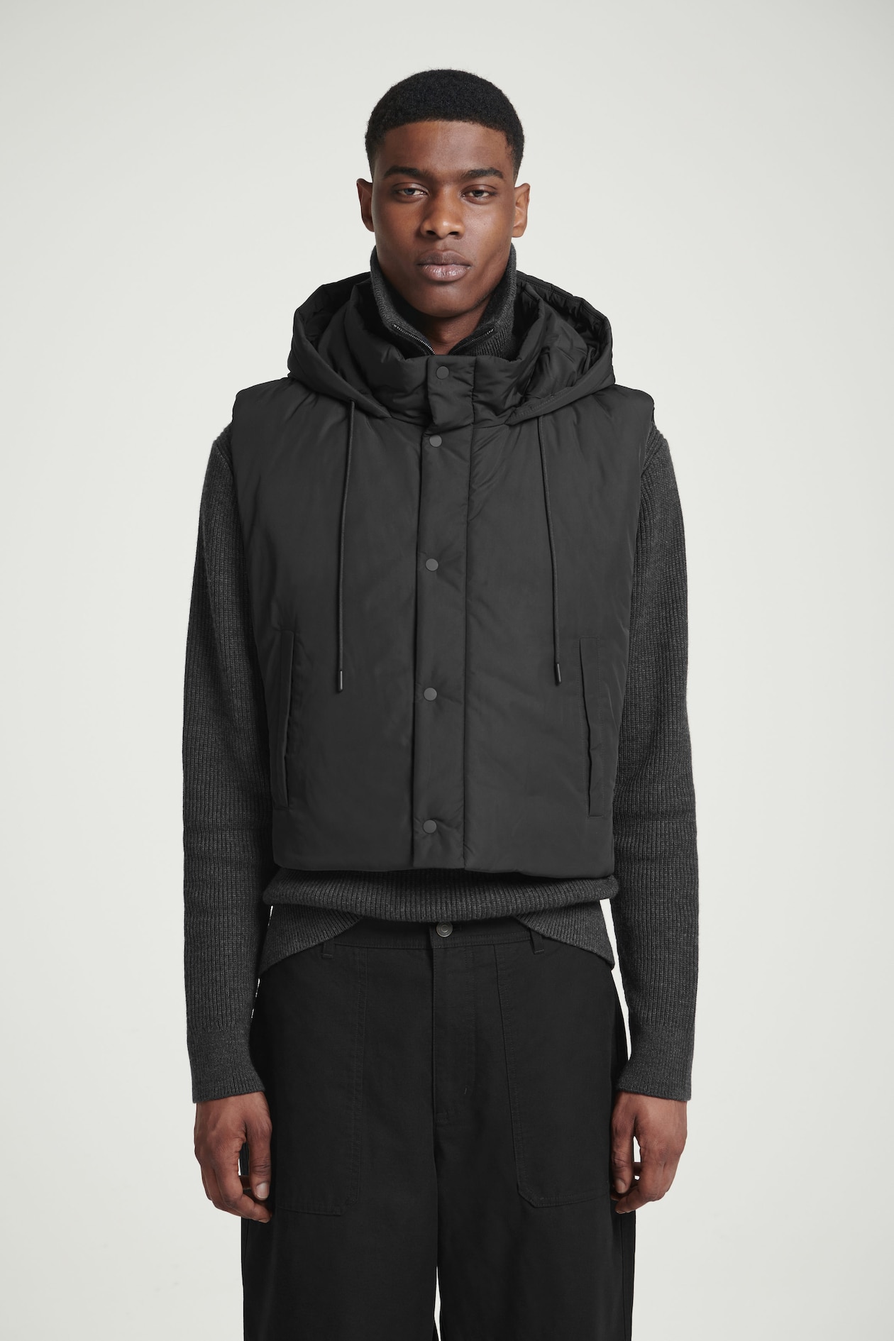 Жилет с капюшоном и складками COS, черный
Жилет с капюшоном и складками COS, черный