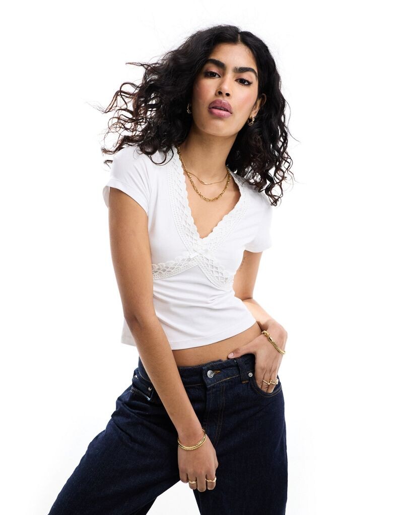 Белый топ с v-образным вырезом и кружевной отделкой ASOS DESIGN
Белый топ с v-образным вырезом и кружевной отделкой ASOS DESIGN