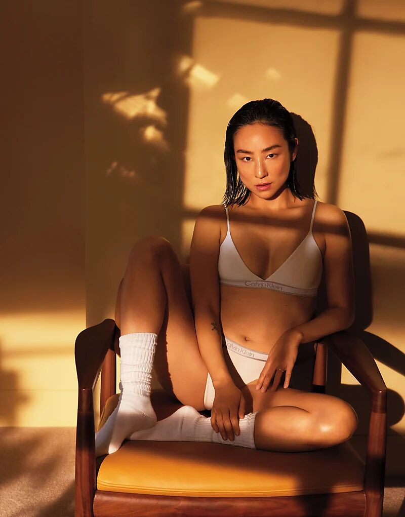 Трусики-бикини из хлопка с логотипом в тон кремового цвета с золотистой отделкой в виде логотипа Calvin Klein
Трусики-бикини из хлопка с логотипом в тон кремового цвета с золотистой отделкой в виде логотипа Calvin Klein