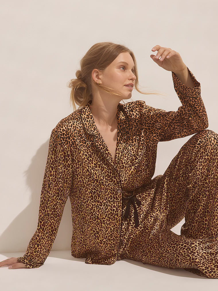 Длинный пижамный комплект из глянцевого атласа Victoria'S Secret, signature satin marzipan leopard
Длинный пижамный комплект из глянцевого атласа Victoria'S Secret, signature satin marzipan leopard