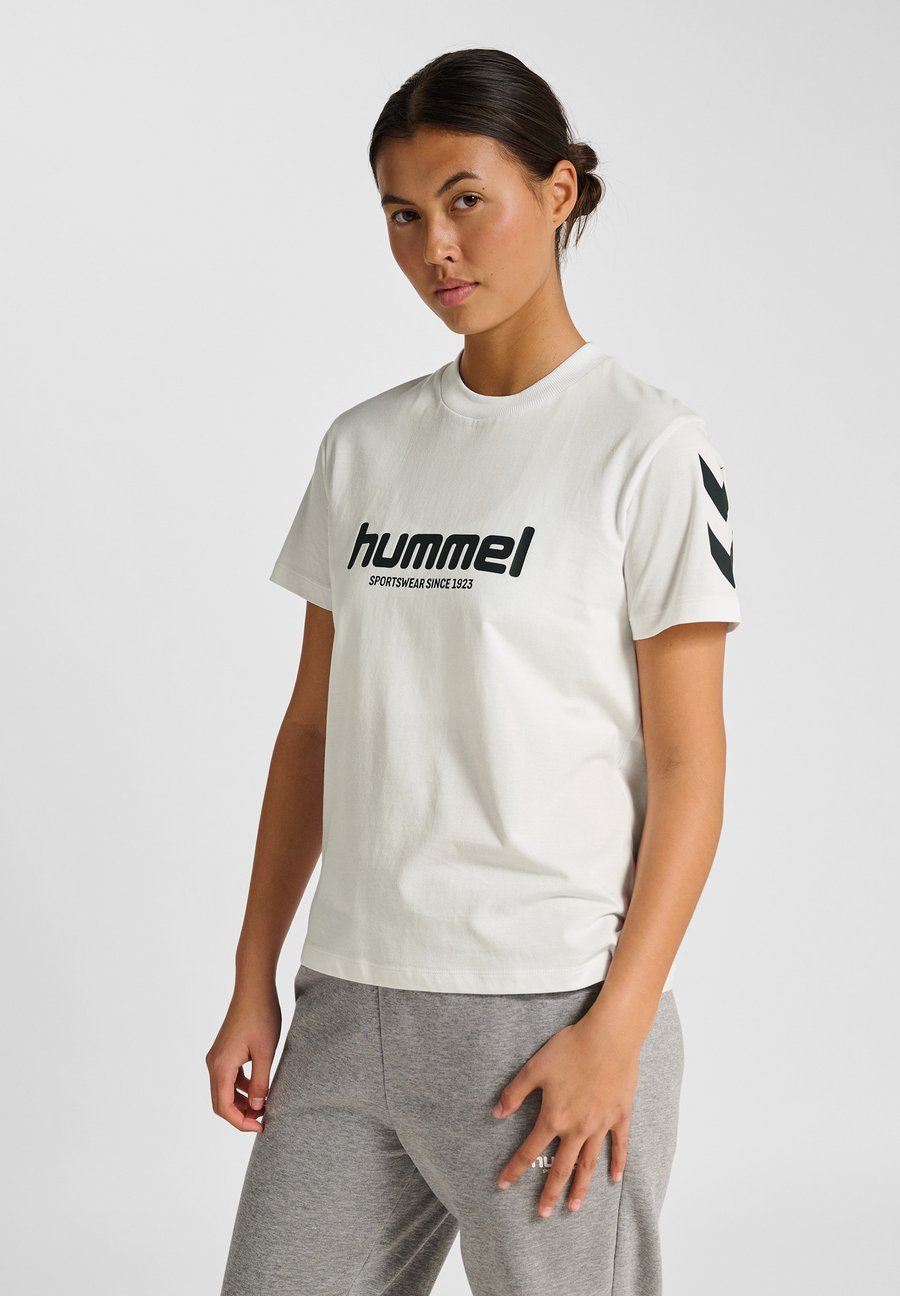 Футболка Hummel HMLLEGACY 2.0 W S/S, White/Off-White, Белый, Футболка Hummel HMLLEGACY 2.0 W S/S, White/Off-White
Футболка Hummel HMLLEGACY 2.0 W S/S, White/Off-White, Белый, Футболка Hummel HMLLEGACY 2.0 W S/S, White/Off-White