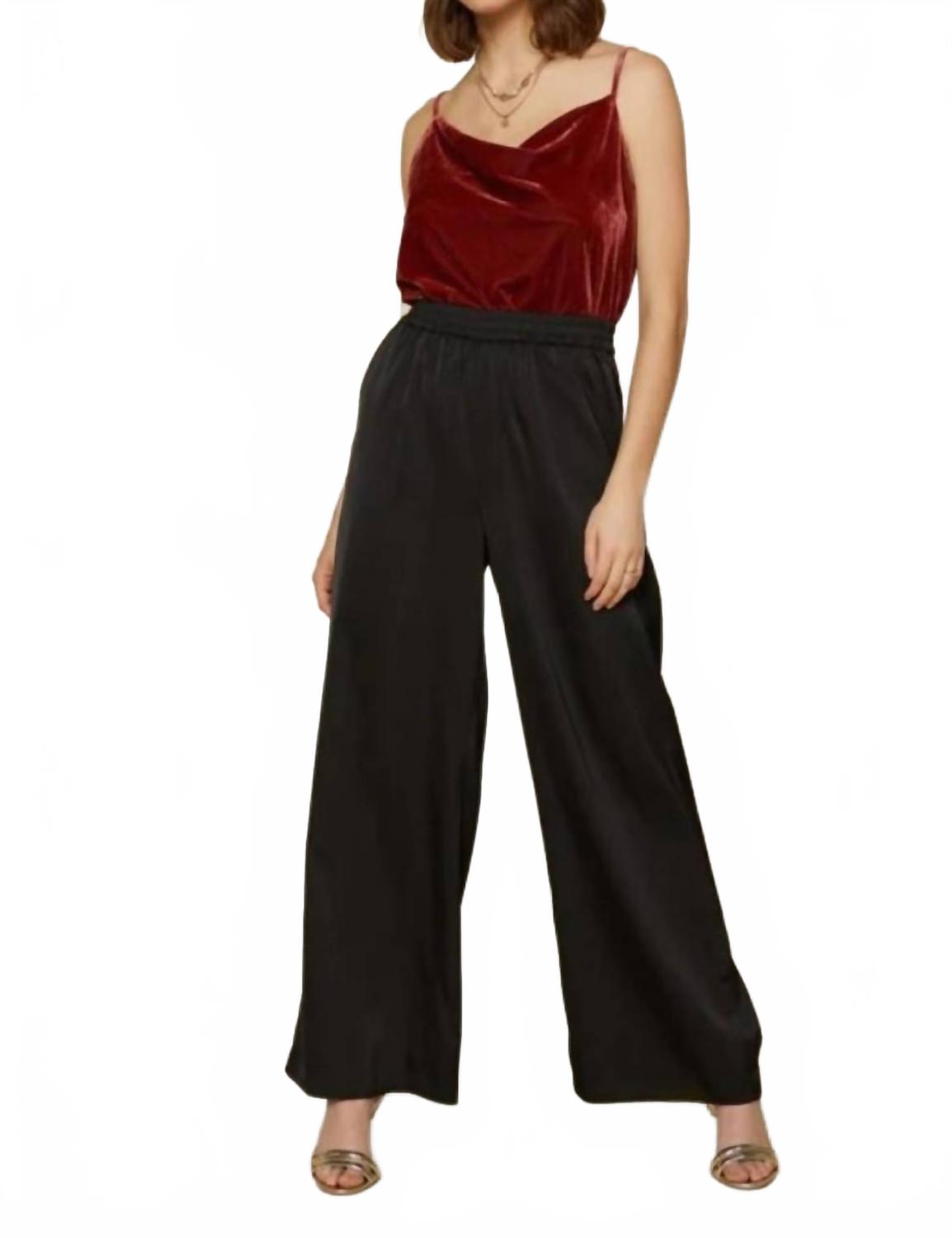 Широкие брюки из переработанного материала черные SKIES ARE BLUE
Широкие брюки из переработанного материала черные SKIES ARE BLUE