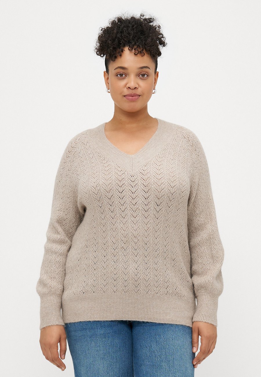 Джемпер ONLY Carmakoma CARLUCILLA GLITTER V NECK , String/Beige
Джемпер ONLY Carmakoma CARLUCILLA GLITTER V NECK , String/Beige