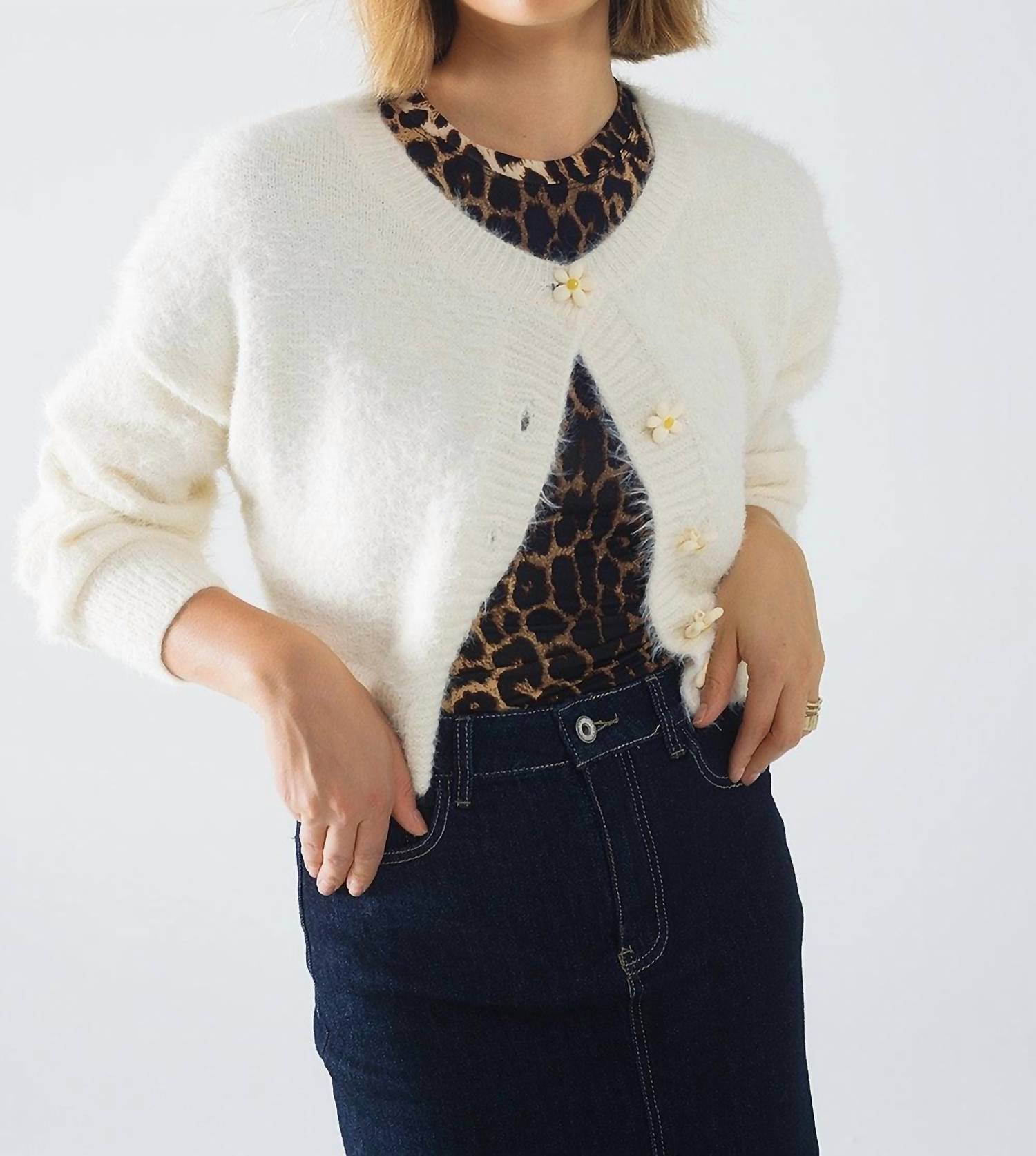 Кардиган с цветочными пуговицами в кремовом цвете Q2
Кардиган с цветочными пуговицами в кремовом цвете Q2