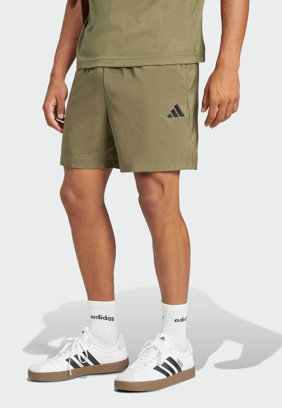 Спортивные шорты Adidas Sportswear ESSENTIALS SMALL CHELSEA, Olive Strata Black/Olive
Спортивные шорты Adidas Sportswear ESSENTIALS SMALL CHELSEA, Olive Strata Black/Olive
