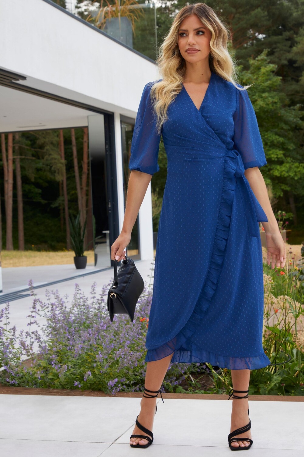 Платье миди из ткани добби с короткими рукавами Chi Chi London, синий
Платье миди из ткани добби с короткими рукавами Chi Chi London, синий