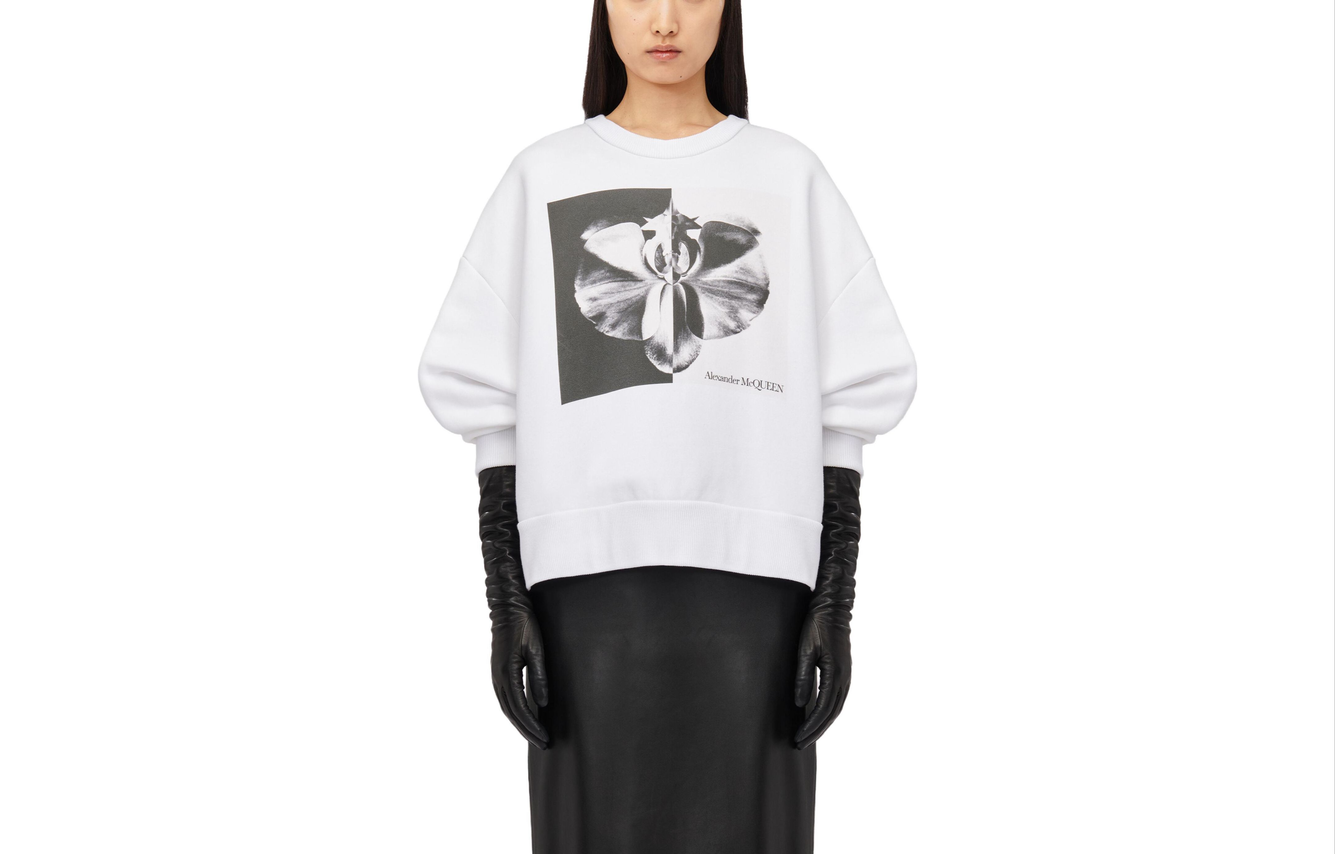 Футболка с принтом "Призрачная орхидея" Alexander McQueen, белая 
Футболка с принтом "Призрачная орхидея" Alexander McQueen, белая