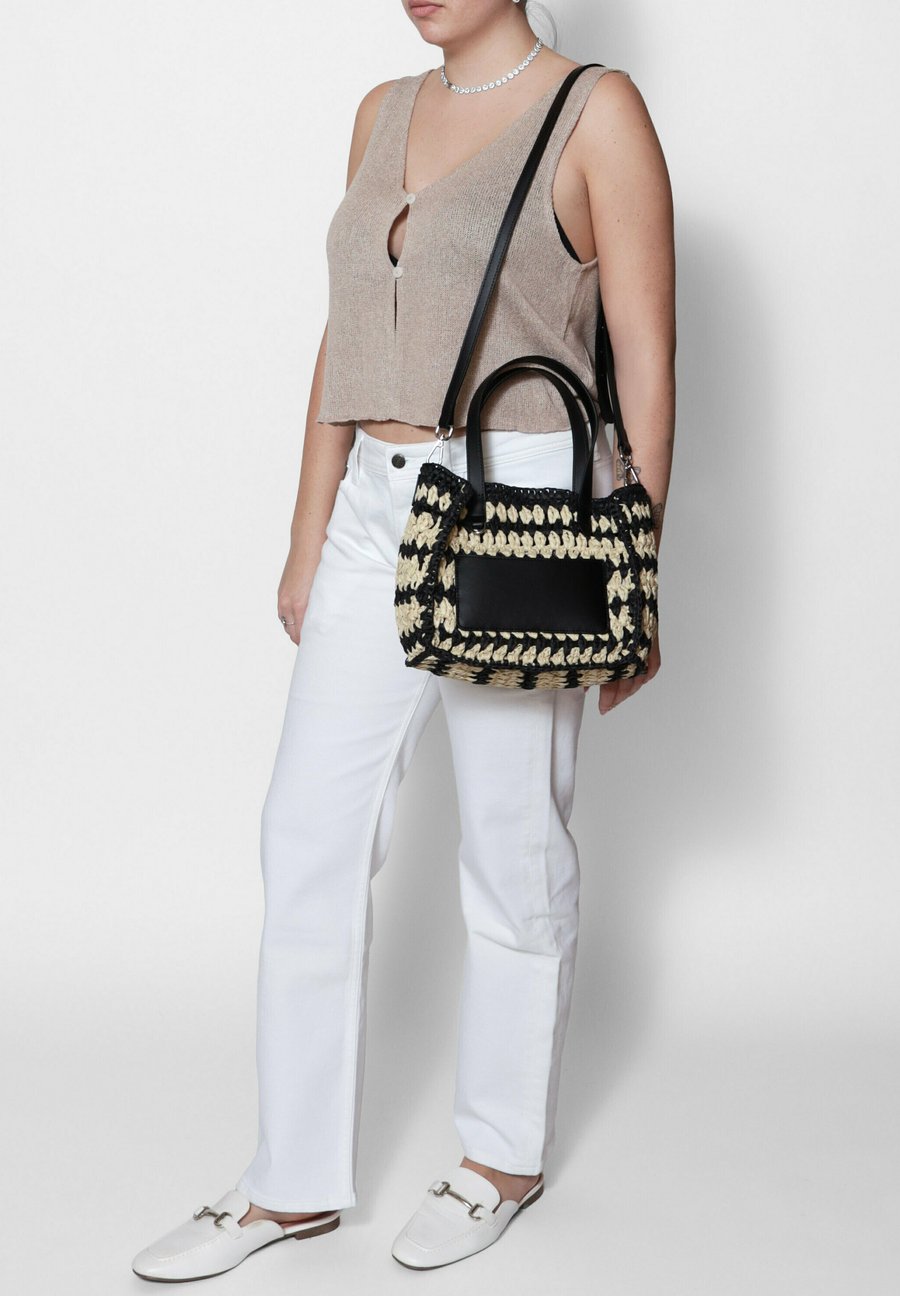 Сумка Chiara Ferretti Handbag, Black
Сумка Chiara Ferretti Handbag, Black