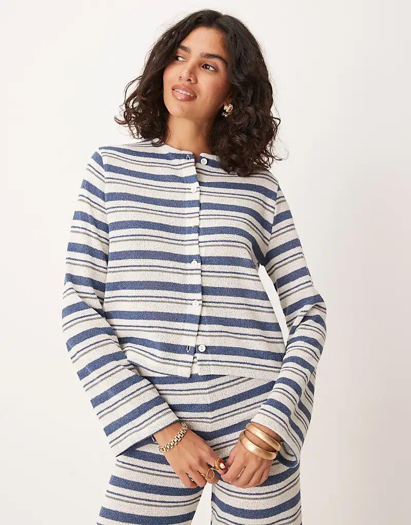 Топ цвета слоновой кости с длинными рукавами и прорезными полосками от ASOS DESIGN
Топ цвета слоновой кости с длинными рукавами и прорезными полосками от ASOS DESIGN