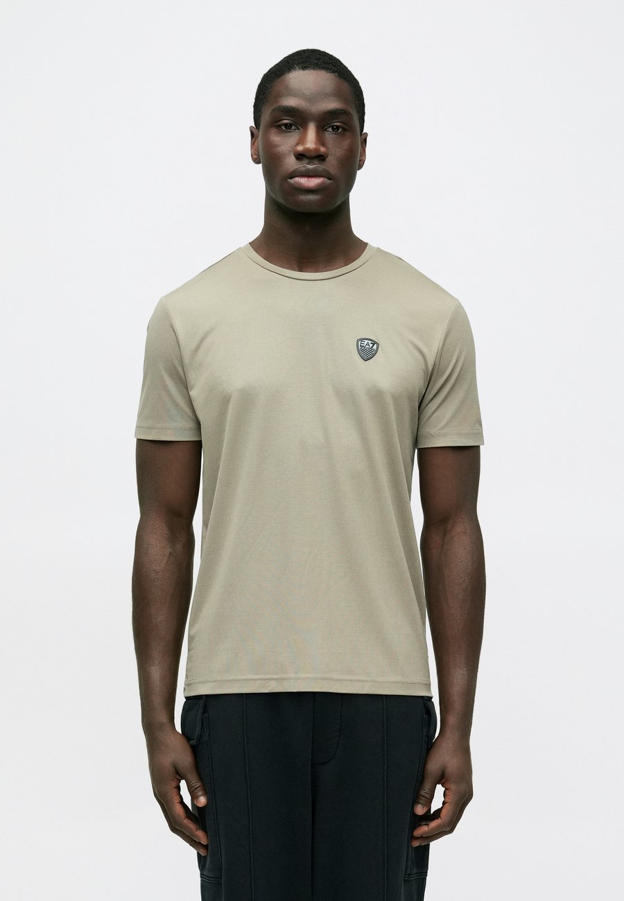 Футболка EA7 Emporio Armani TRAIN PREMIUM SHIELD TEE, Roasted Cashew/Sand, Серый, Футболка EA7 Emporio Armani TRAIN PREMIUM SHIELD TEE, Roasted Cashew/Sand
Футболка EA7 Emporio Armani TRAIN PREMIUM SHIELD TEE, Roasted Cashew/Sand, Серый, Футболка EA7 Emporio Armani TRAIN PREMIUM SHIELD TEE, Roasted Cashew/Sand