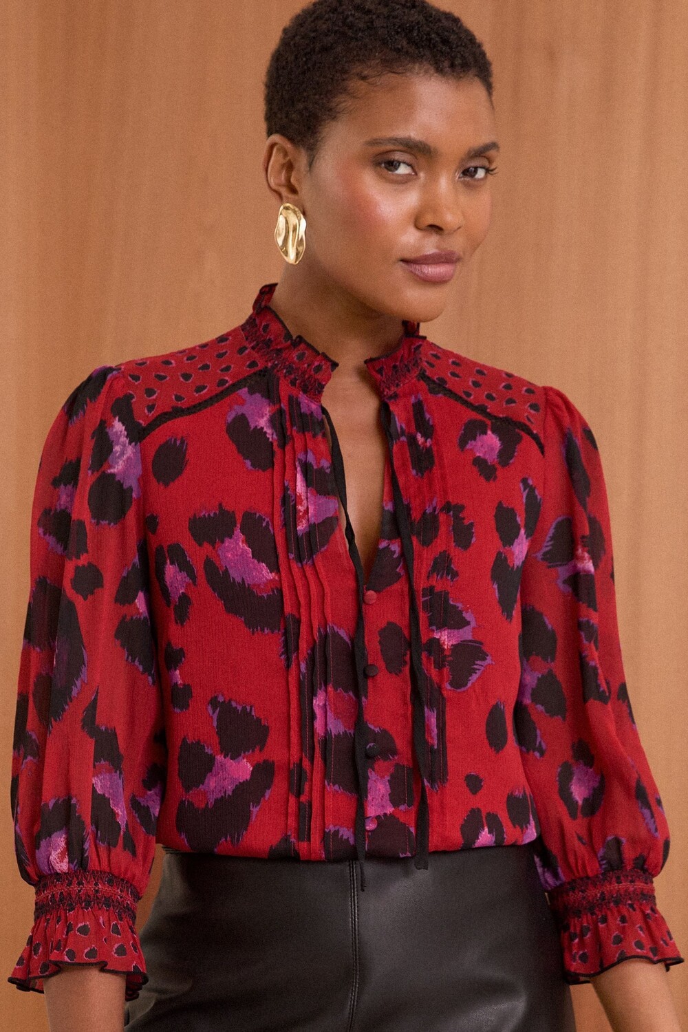 Блузка с принтом и V образным вырезом, присборенными манжетами Love & Roses, красный
Блузка с принтом и V образным вырезом, присборенными манжетами Love & Roses, красный