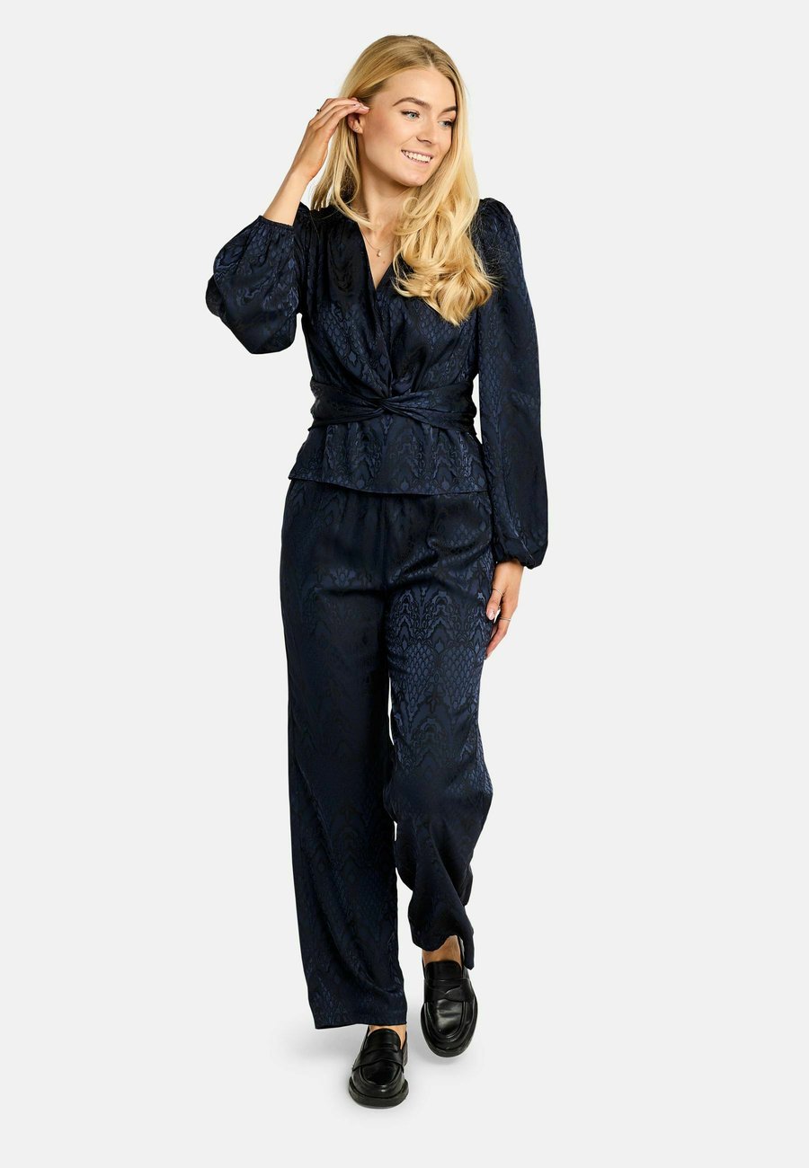 Блуза Liberté Essentiel TIKI TWIST, Navy/Black/Royal Blue
Блуза Liberté Essentiel TIKI TWIST, Navy/Black/Royal Blue