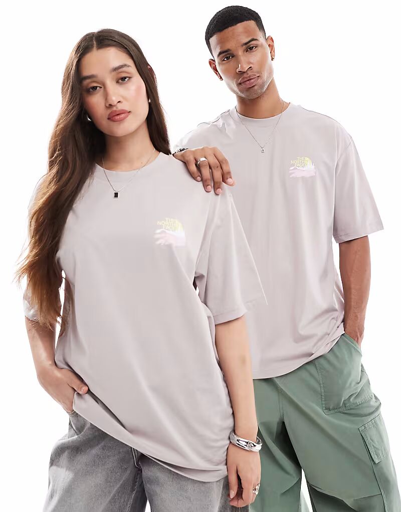 Футболка оверсайз с принтом на спине The North Face Mountain View светло-серого цвета эксклюзивно для ASOS
Футболка оверсайз с принтом на спине The North Face Mountain View светло-серого цвета эксклюзивно для ASOS