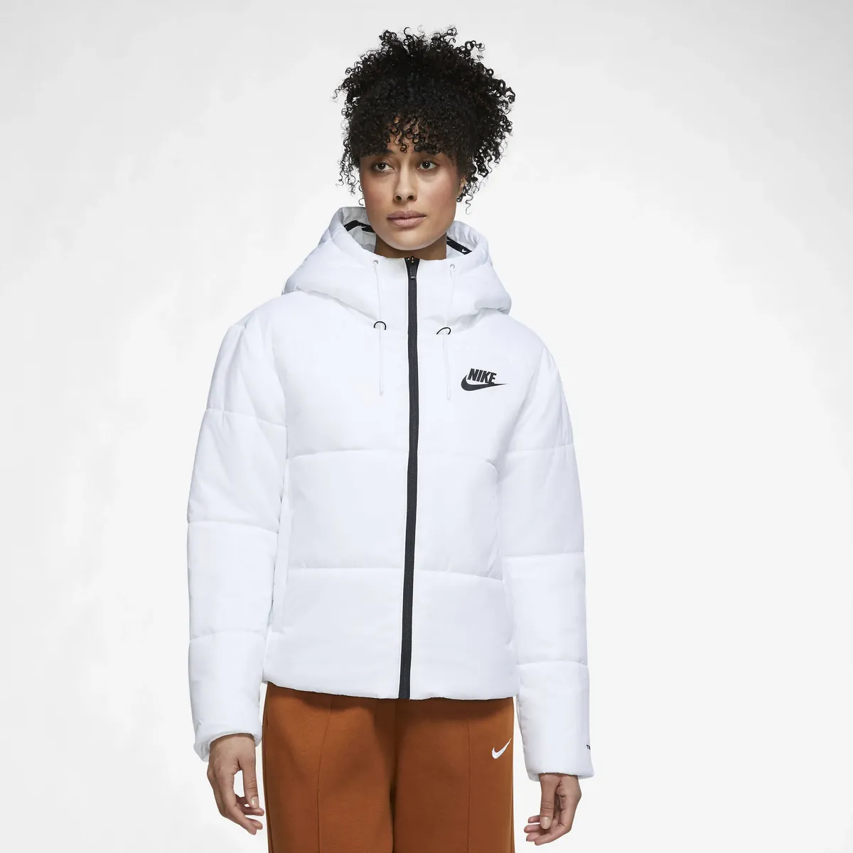 Стеганая куртка Nike Sportswear "THERMA-FIT REPEL CLASSIC SERIES WOMANS JACKET", с капюшоном, белый
Стеганая куртка Nike Sportswear "THERMA-FIT REPEL CLASSIC SERIES WOMANS JACKET", с капюшоном, белый