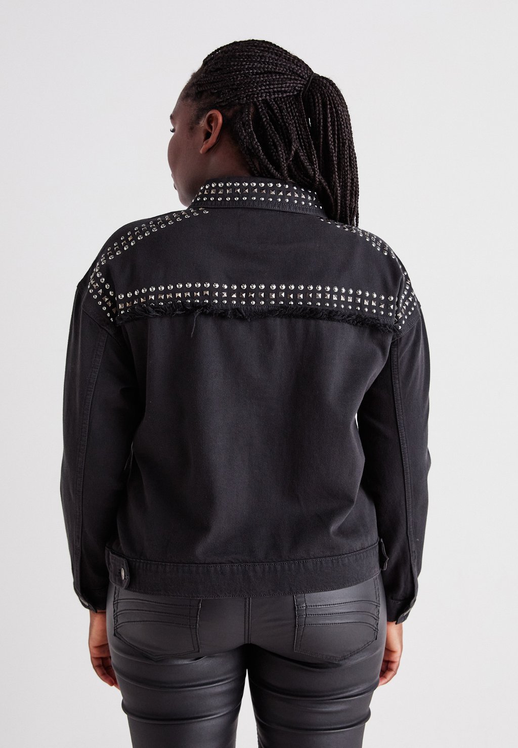 Джинсовая куртка CARMARILLA STUD JACKET ONLY Carmakoma, черный
Джинсовая куртка CARMARILLA STUD JACKET ONLY Carmakoma, черный