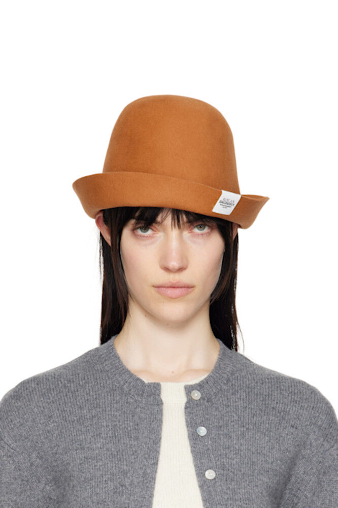 Фетровая шляпа в форме колокольчика цвета загара Ruslan Baginskiy
Фетровая шляпа в форме колокольчика цвета загара Ruslan Baginskiy