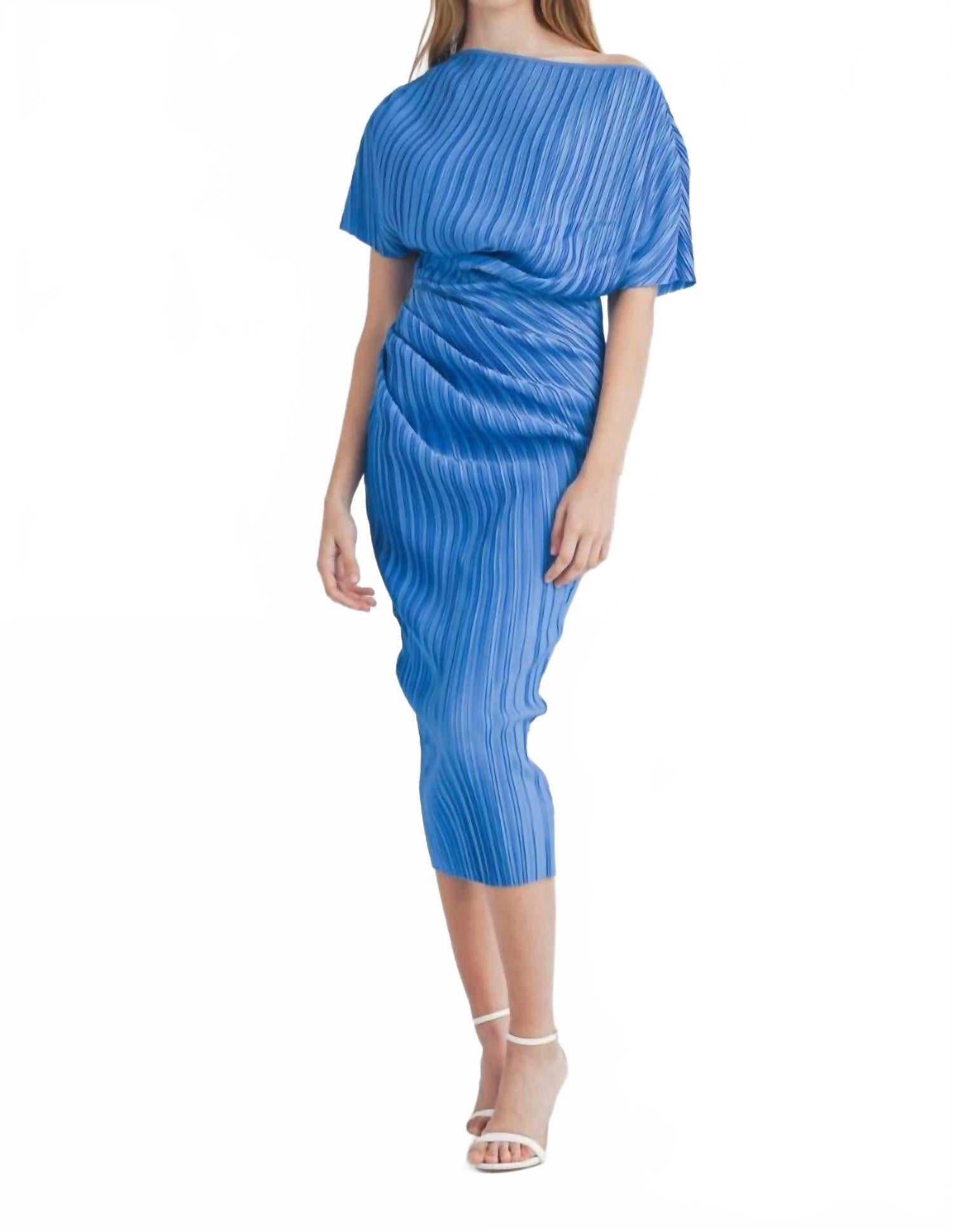 Cynthia платье миди с плиссировкой и асимметричным плечом в синем цвете MABLE
Cynthia платье миди с плиссировкой и асимметричным плечом в синем цвете MABLE