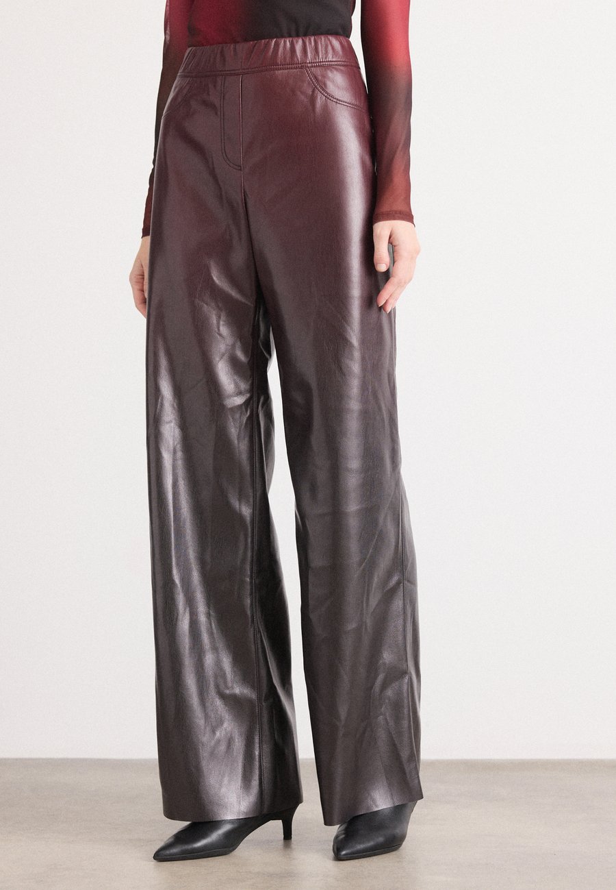 Брюки Marc Cain Trousers, Bright Maroon/Dark Brown
Брюки Marc Cain Trousers, Bright Maroon/Dark Brown
