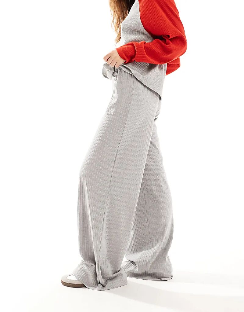 Широкие брюки Essentials в рубчик серого цвета adidas Originals
Широкие брюки Essentials в рубчик серого цвета adidas Originals