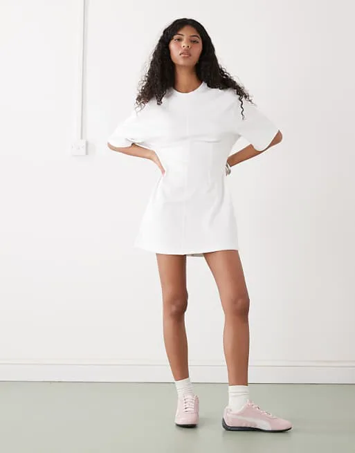 Белое структурированное платье-футболка с присборенной талией Monki
Белое структурированное платье-футболка с присборенной талией Monki