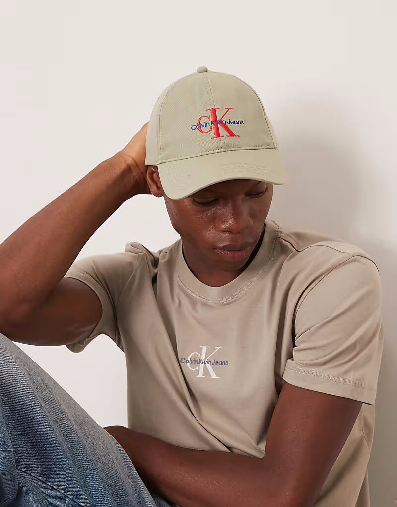 Кепка с логотипом Calvin Klein Jeans зеленого и красного цвета
Кепка с логотипом Calvin Klein Jeans зеленого и красного цвета