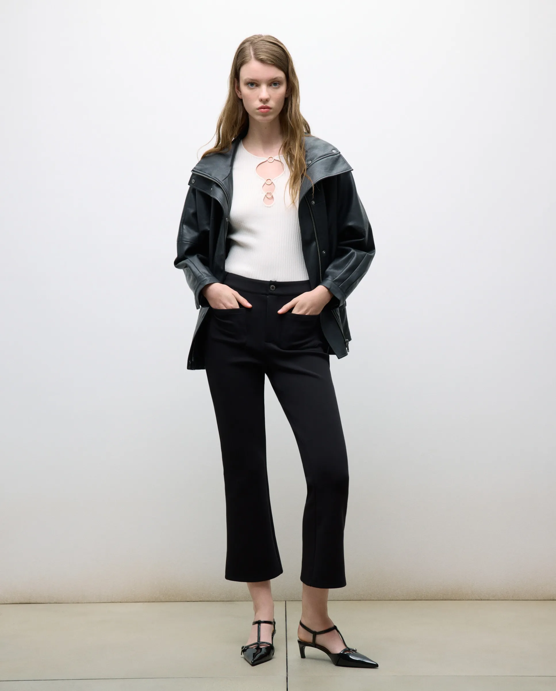 Женские укороченные леггинсы-клеш гладкие Tintoretto, черный
Женские укороченные леггинсы-клеш гладкие Tintoretto, черный