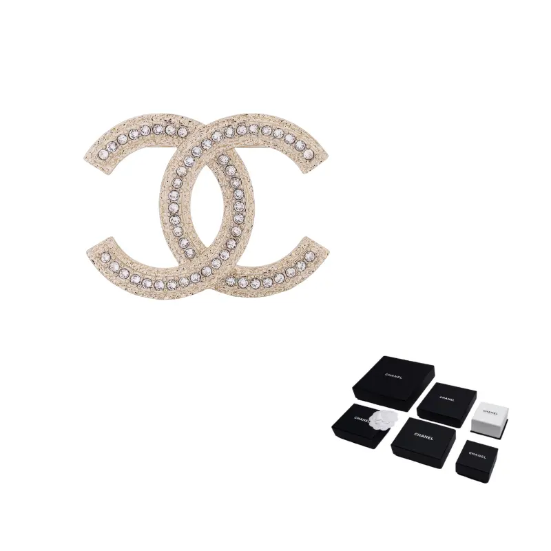 Металлическая брошь со стразами CHANEL
Металлическая брошь со стразами CHANEL
