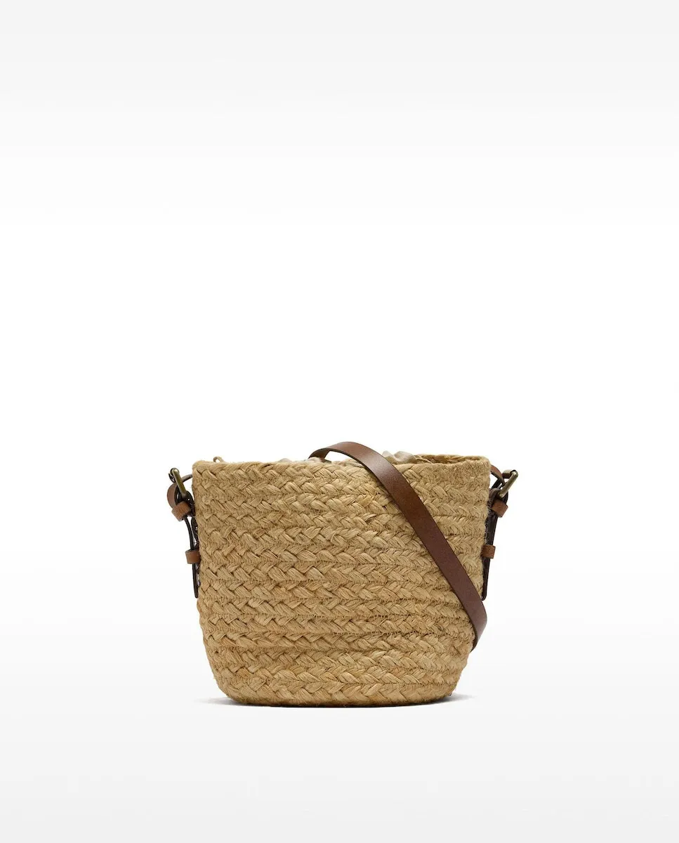 Женская сумка-бандо в стиле бомбонера из джута с затягивающимся шнурком Parfois, коричневый
Женская сумка-бандо в стиле бомбонера из джута с затягивающимся шнурком Parfois, коричневый