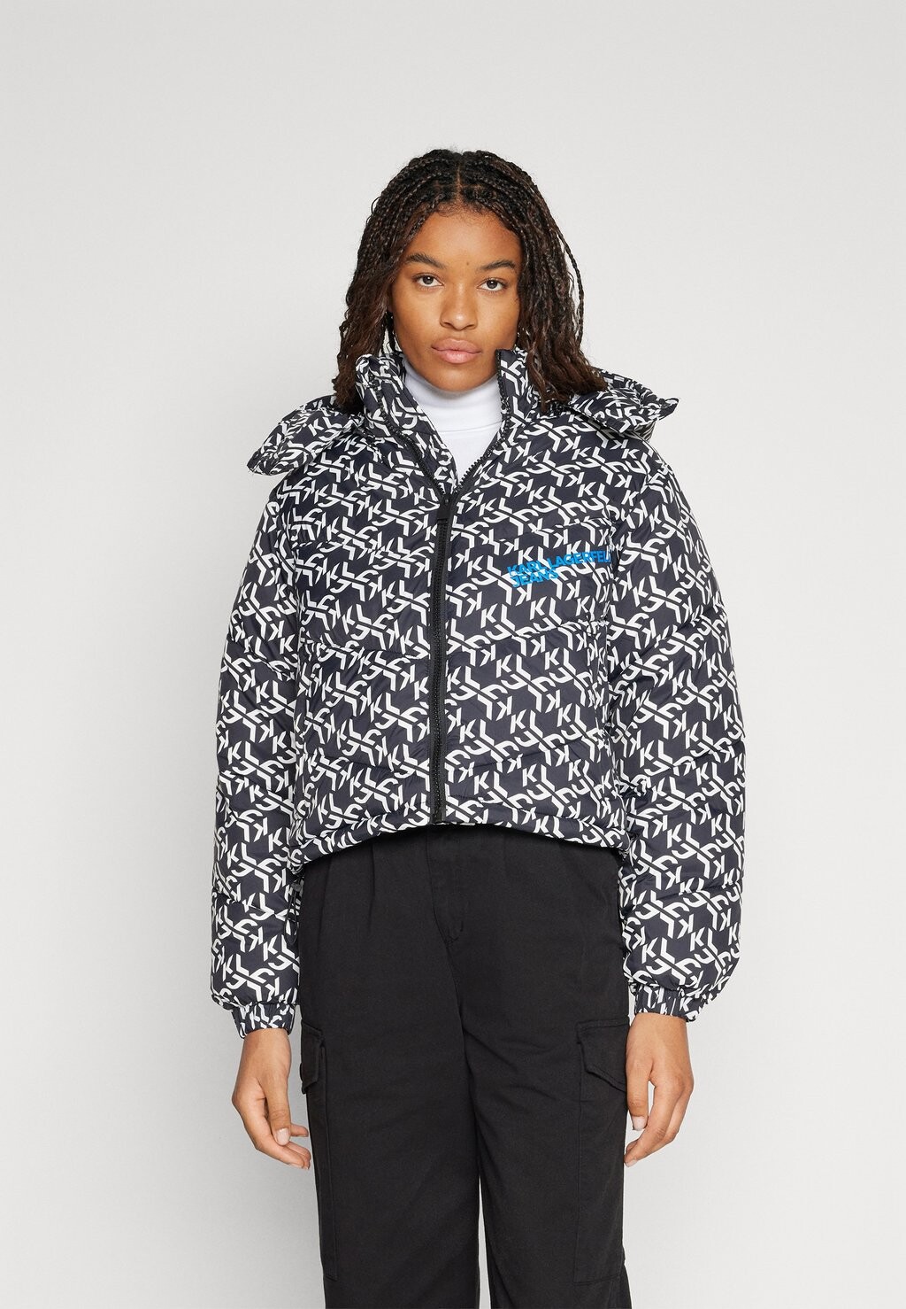 Зимняя куртка Karl Lagerfeld Jeans MONOGRAM PUFFER JACKET, цвет black/white
Зимняя куртка Karl Lagerfeld Jeans MONOGRAM PUFFER JACKET, цвет black/white