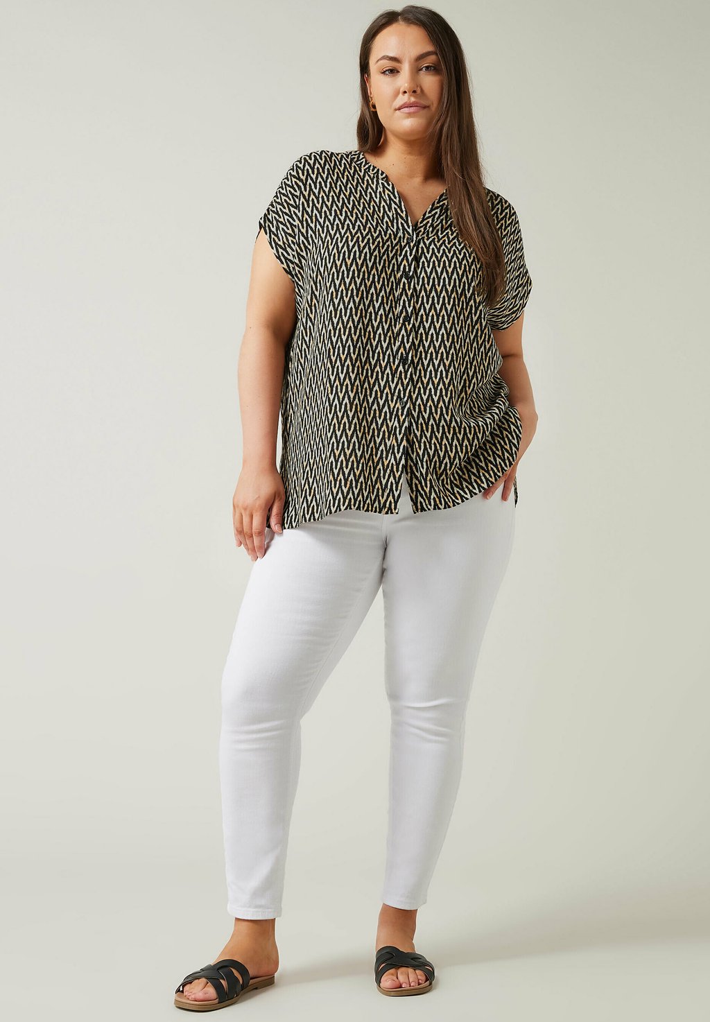 Блузка на пуговицах ZIG ZAG PRINT Evans, черный
Блузка на пуговицах ZIG ZAG PRINT Evans, черный