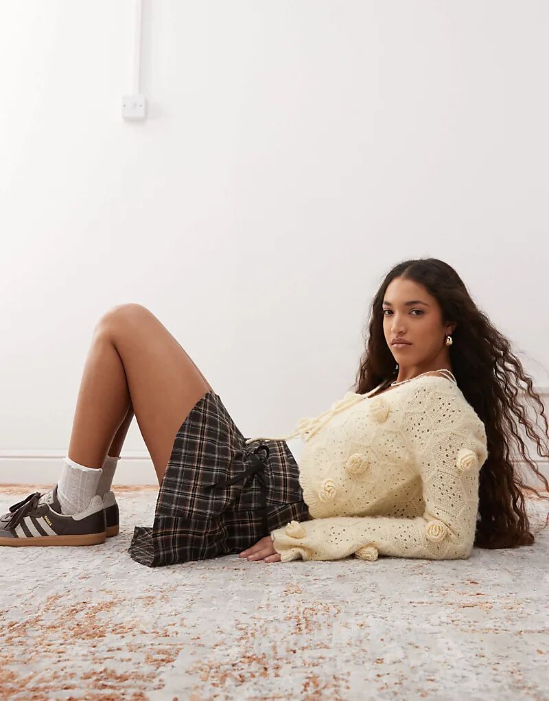 Укороченный кардиган Miss Selfridge с 3D-цветочным принтом цвета пахты
Укороченный кардиган Miss Selfridge с 3D-цветочным принтом цвета пахты