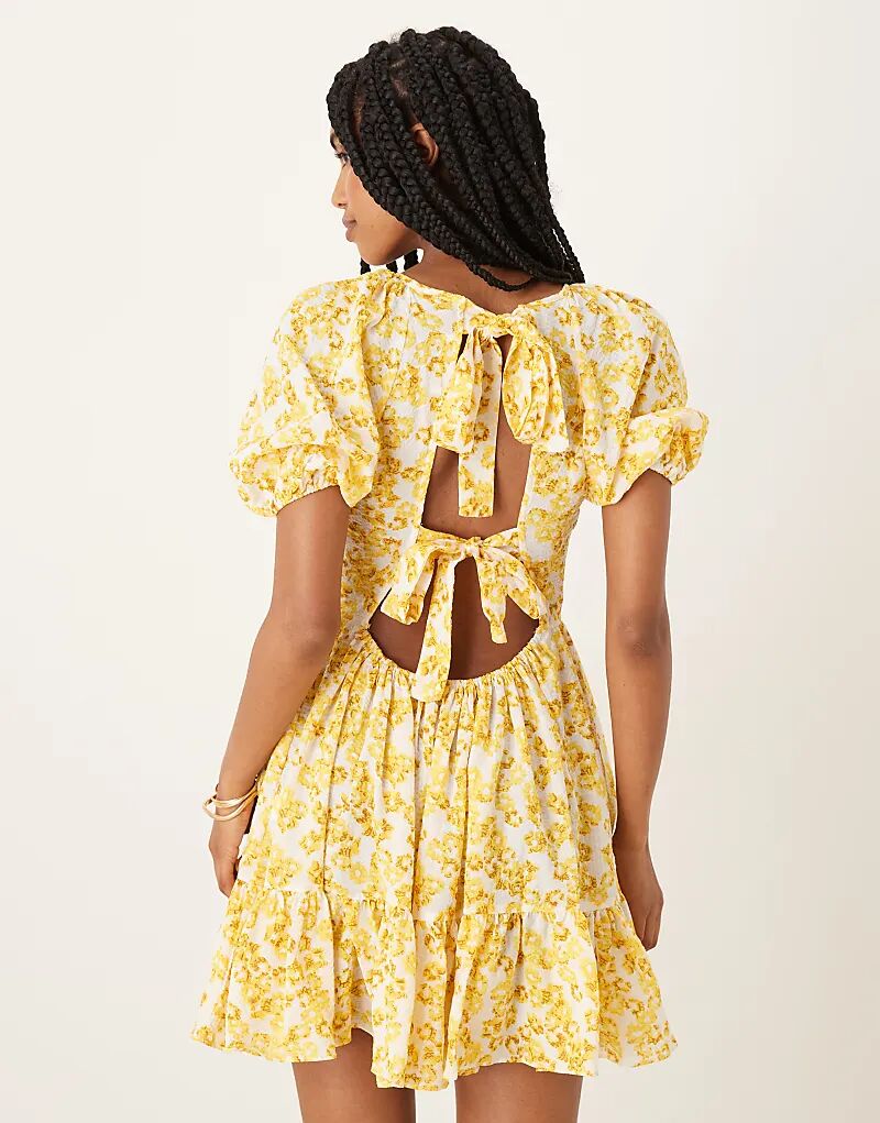 Мини-платье Collective The Label с открытой спиной, желтого фактурного цвета
Мини-платье Collective The Label с открытой спиной, желтого фактурного цвета