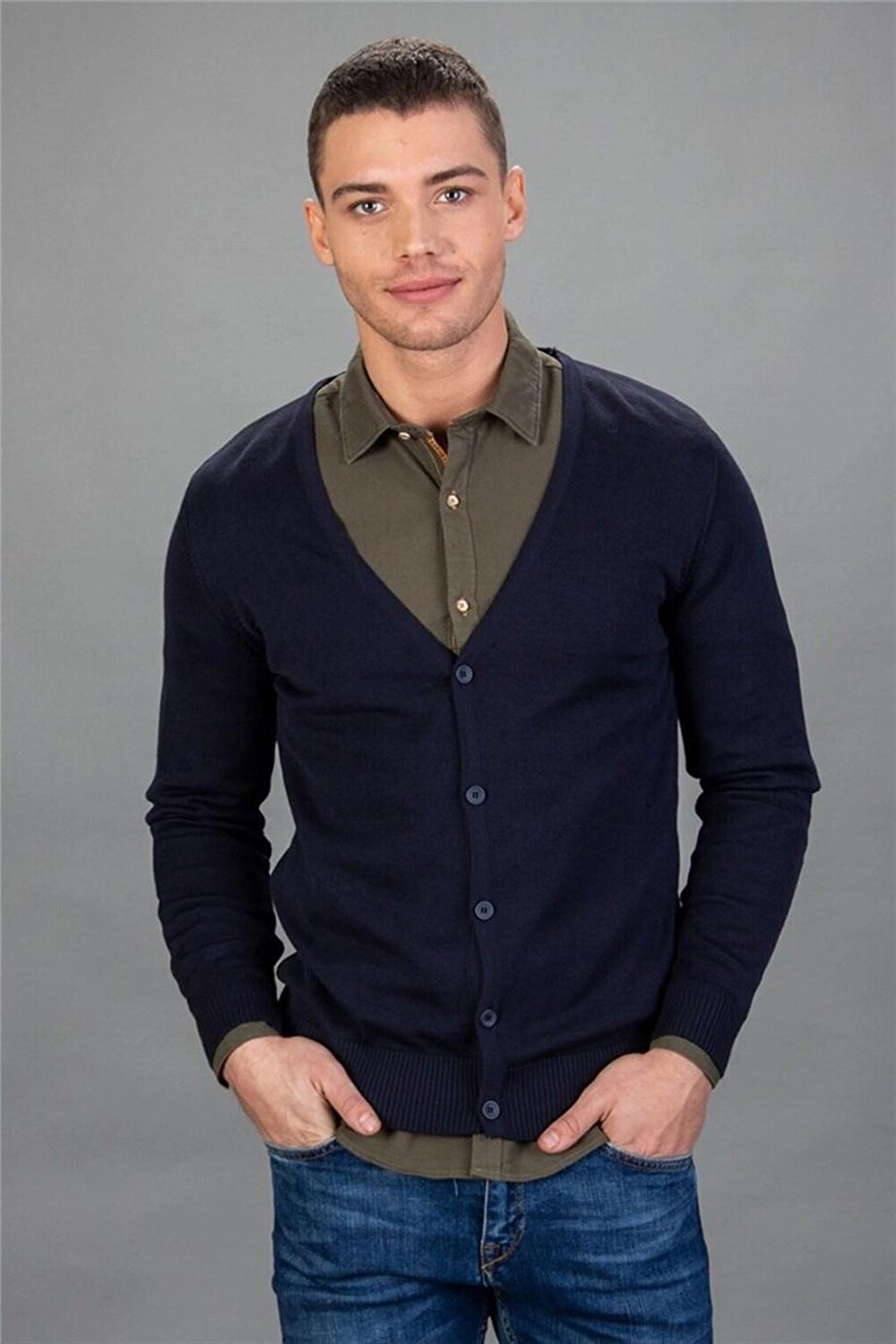Однотонный хлопковый мужской кардиган Slim Fit на пуговицах синего цвета TUDORS, Синий, Однотонный хлопковый мужской кардиган Slim Fit на пуговицах синего цвета TUDORS
Однотонный хлопковый мужской кардиган Slim Fit на пуговицах синего цвета TUDORS, Синий, Однотонный хлопковый мужской кардиган Slim Fit на пуговицах синего цвета TUDORS