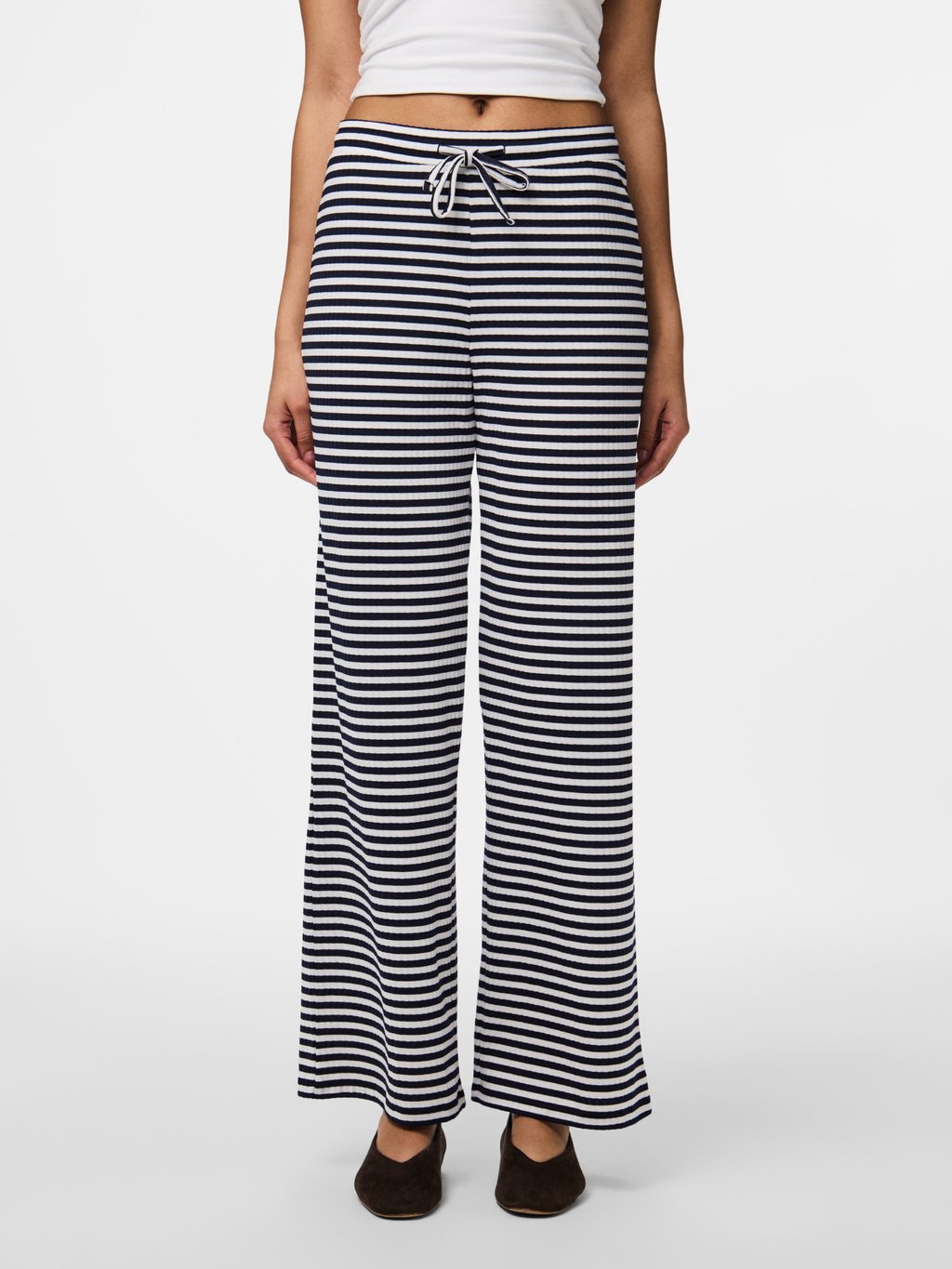 Спортивные штаны LAYA MW WIDE Pieces, синий
Спортивные штаны LAYA MW WIDE Pieces, синий