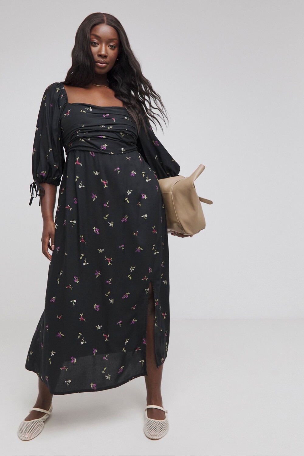 Мягкое объемное платье миди Simply Be, черный
Мягкое объемное платье миди Simply Be, черный