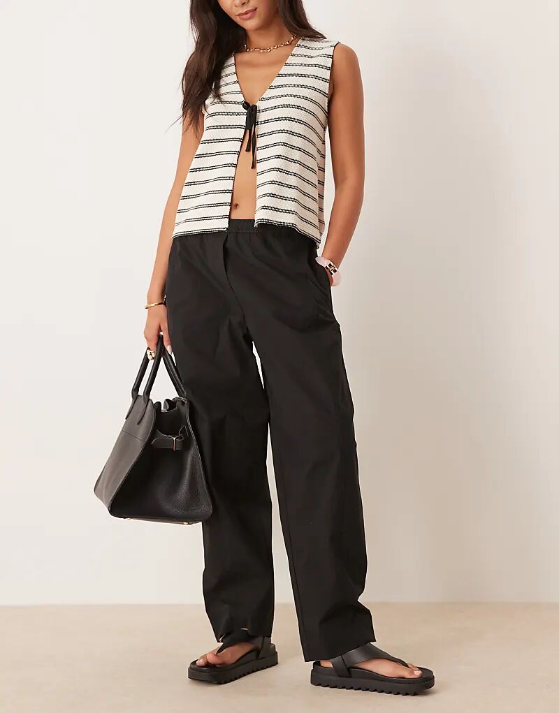 Черные брюки-бочонки Mango с застежкой-липучкой
Черные брюки-бочонки Mango с застежкой-липучкой