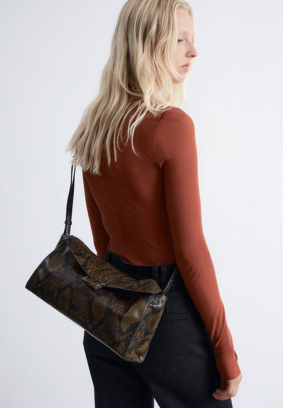 Сумка кросс-боди & other stories Cross body bag, Dark Brown Black/Dark Brown
Сумка кросс-боди & other stories Cross body bag, Dark Brown Black/Dark Brown