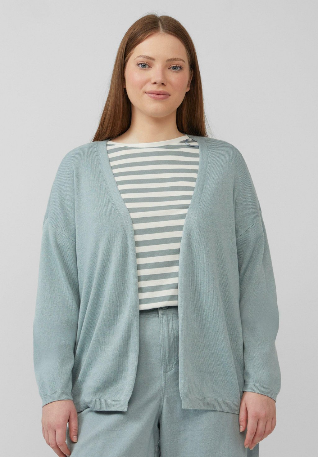 Кардиган MIT ÜBERSCHNITTENER SCHULTER QS, цвет Salbeigrün
Кардиган MIT ÜBERSCHNITTENER SCHULTER QS, цвет Salbeigrün