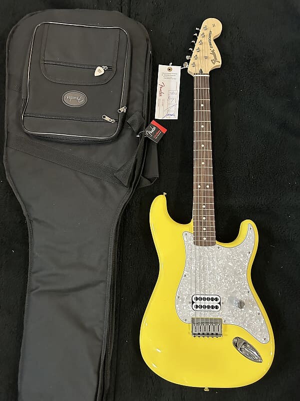 Электрогитара Fender Limited Edition Tom DeLonge Signature Stratocaster Graffiti Yellow 7lbs. 0.8 oz #mx23115458
Электрогитара Fender Limited Edition Tom DeLonge Signature Stratocaster Graffiti Yellow 7lbs. 0.8 oz #mx23115458