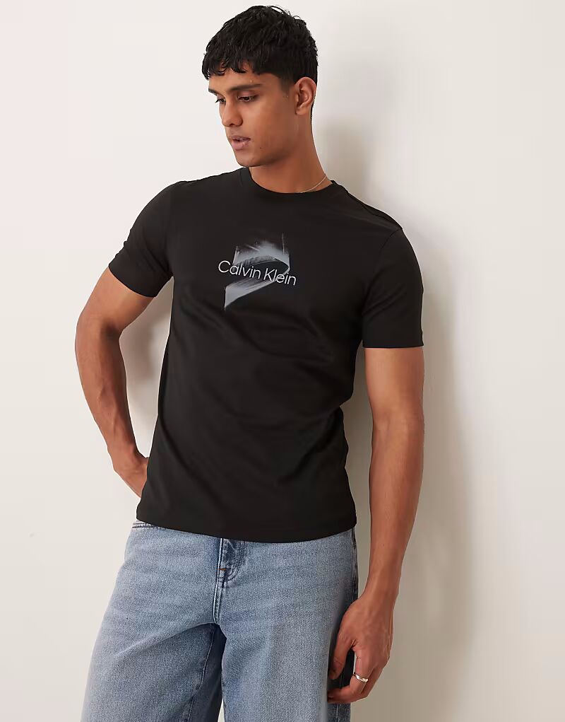 Футболка с абстрактным графическим логотипом Calvin Klein черного цвета
Футболка с абстрактным графическим логотипом Calvin Klein черного цвета