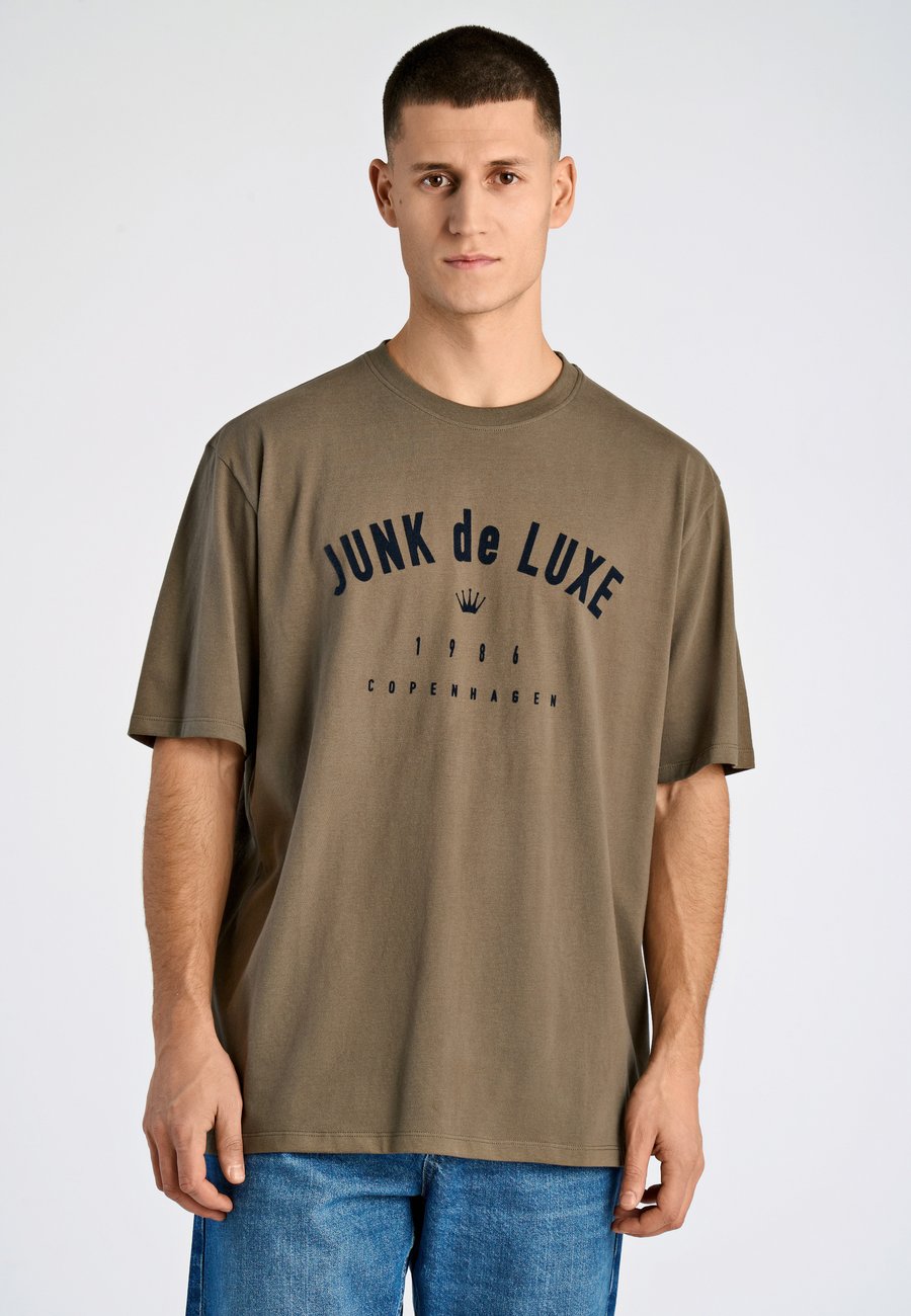 Футболка Junk De Luxe LOGO TEE, Dk Dusty Brown/Brown, Коричневый, Футболка Junk De Luxe LOGO TEE, Dk Dusty Brown/Brown
Футболка Junk De Luxe LOGO TEE, Dk Dusty Brown/Brown, Коричневый, Футболка Junk De Luxe LOGO TEE, Dk Dusty Brown/Brown
