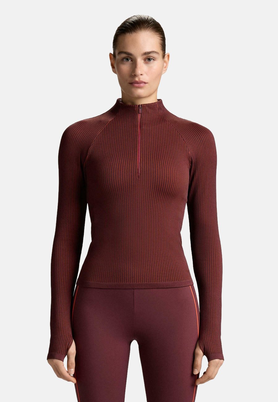 Топ OYSHO LONG-SLEEVED TECHNICAL, Mottled Brown
Топ OYSHO LONG-SLEEVED TECHNICAL, Mottled Brown