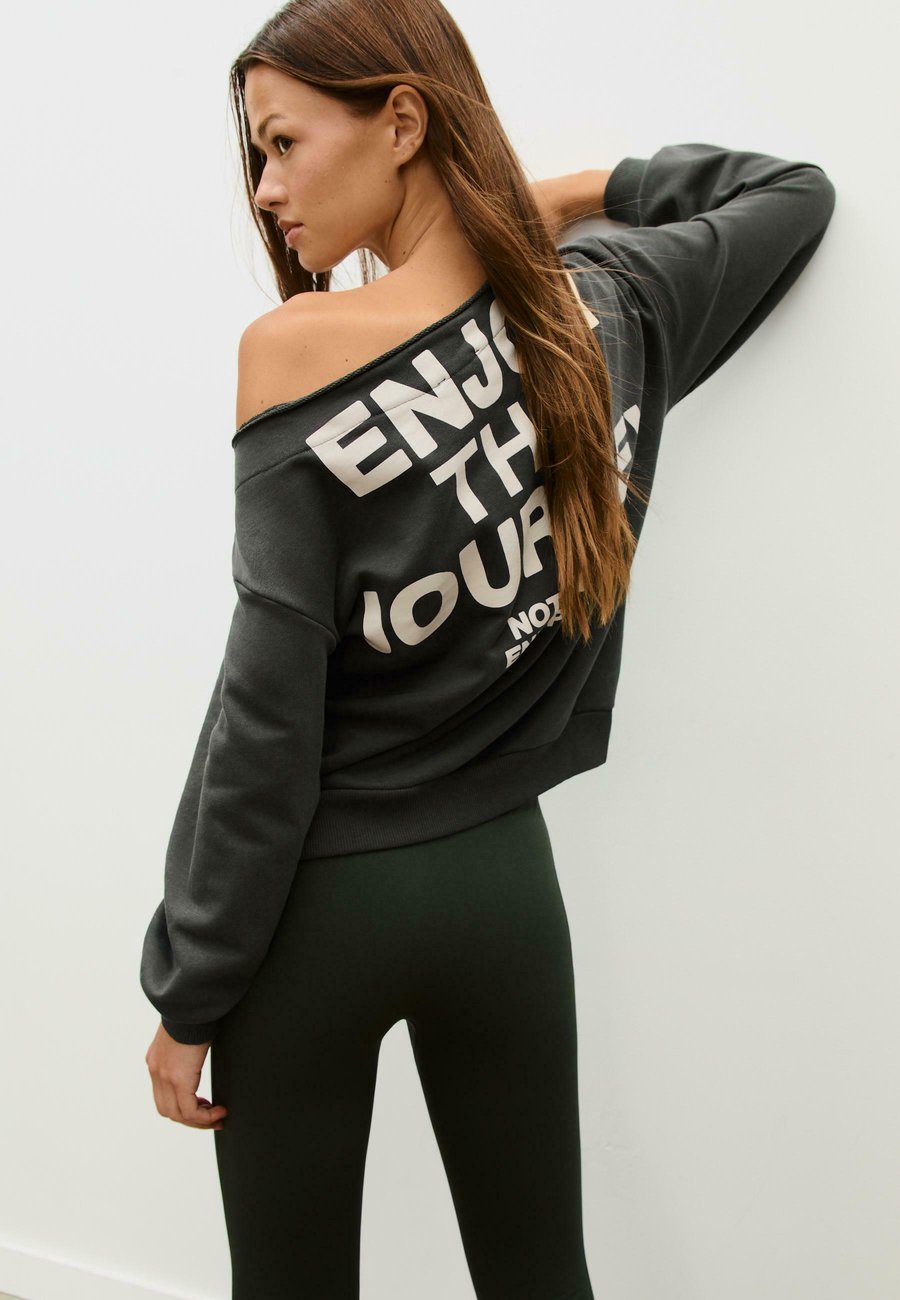 Толстовка Stradivarius OFF-THE-SHOULDER PLACEMENT , Dark Green
Толстовка Stradivarius OFF-THE-SHOULDER PLACEMENT , Dark Green