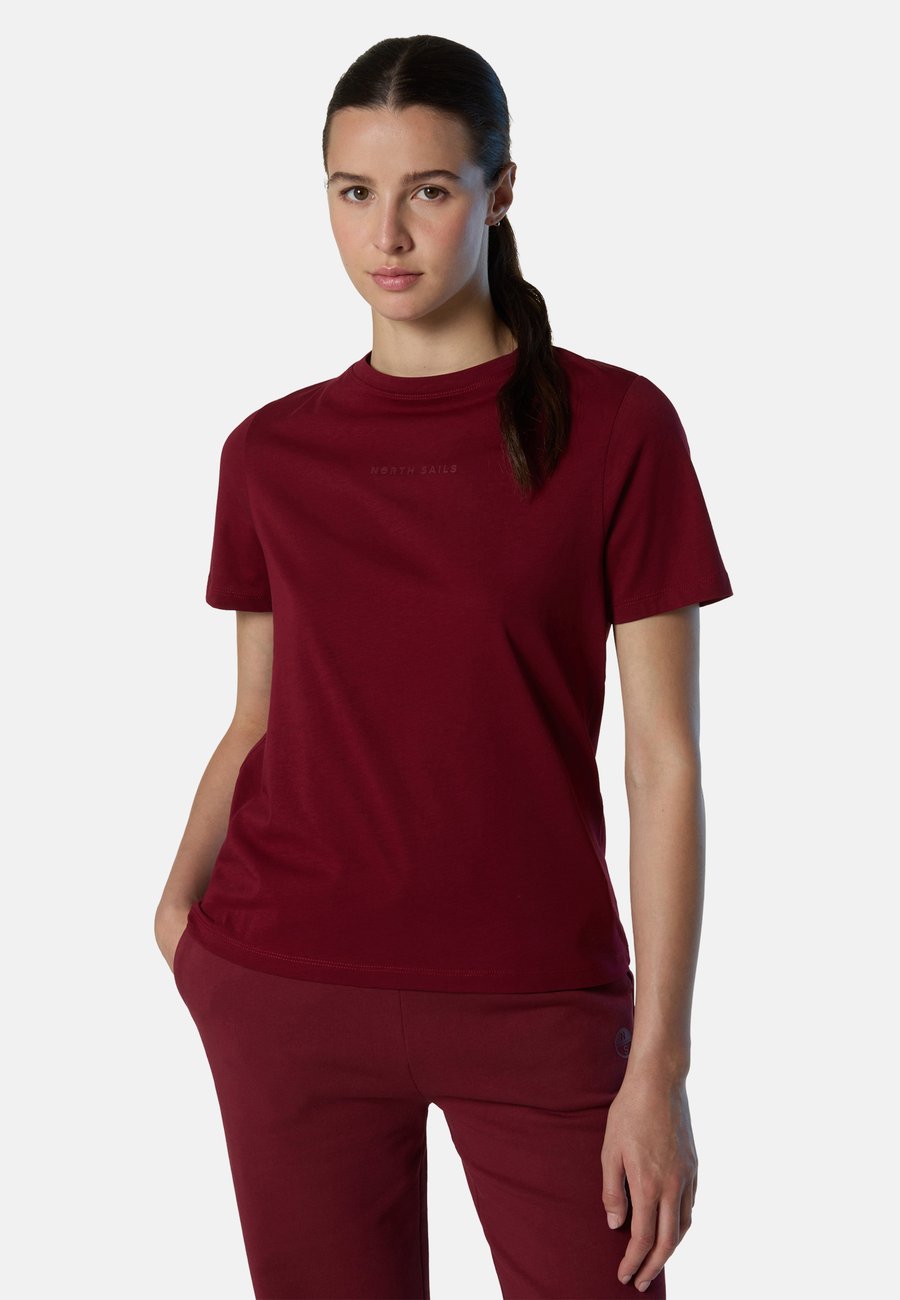 Футболка North Sails WITH RAISED LOGO, Deep Red/Red, Красный, Футболка North Sails WITH RAISED LOGO, Deep Red/Red
Футболка North Sails WITH RAISED LOGO, Deep Red/Red, Красный, Футболка North Sails WITH RAISED LOGO, Deep Red/Red