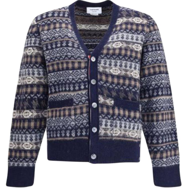 Кардиган с V-образным вырезом в технике фэр-айл THOM BROWNE, синий
Кардиган с V-образным вырезом в технике фэр-айл THOM BROWNE, синий