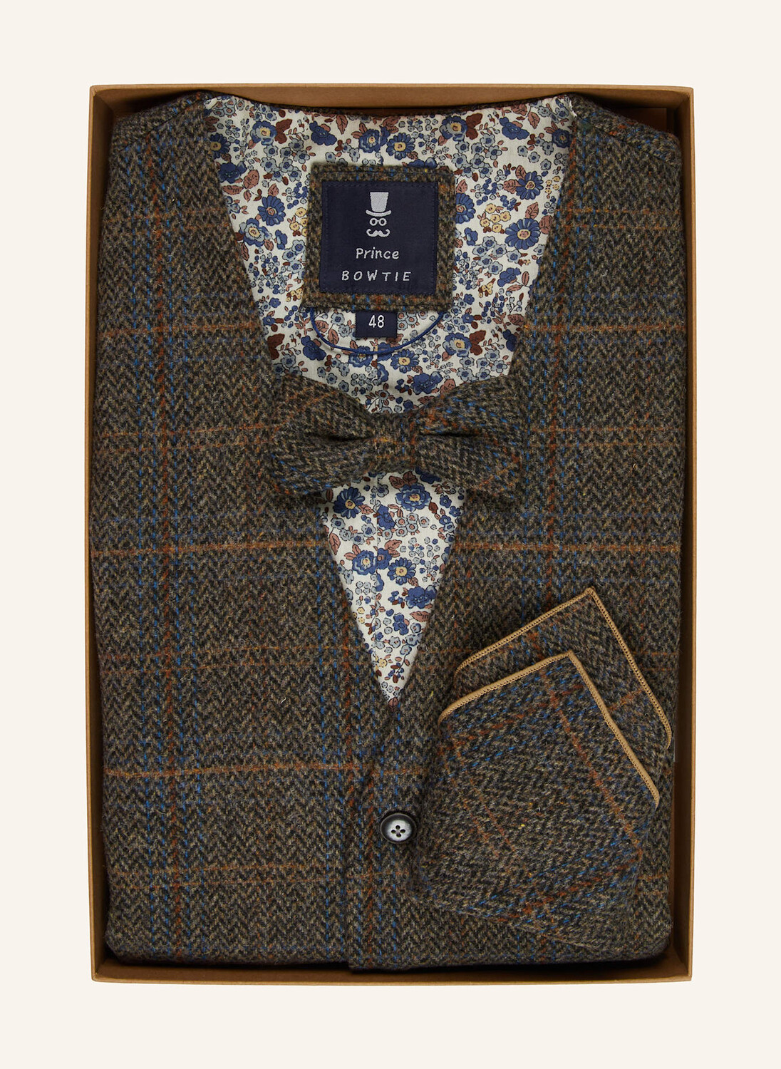 Комплект: костюмная жилетка, галстук-бабочка и нагрудный платок. Prince Bowtie, коричневый
Комплект: костюмная жилетка, галстук-бабочка и нагрудный платок. Prince Bowtie, коричневый
