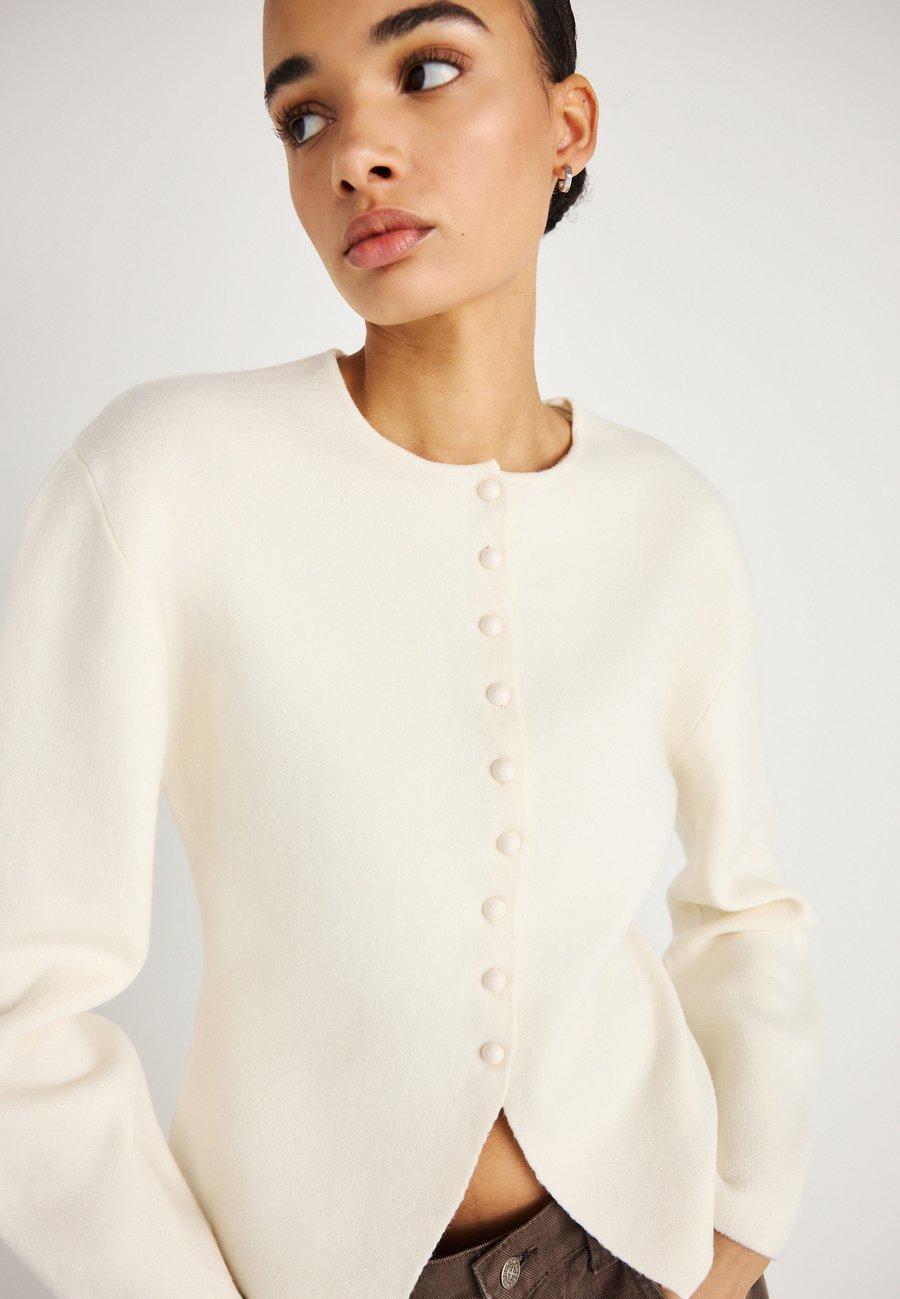 Кардиган Gina Tricot SHAPED CARDIGAN, Gardenia/Off-White
Кардиган Gina Tricot SHAPED CARDIGAN, Gardenia/Off-White