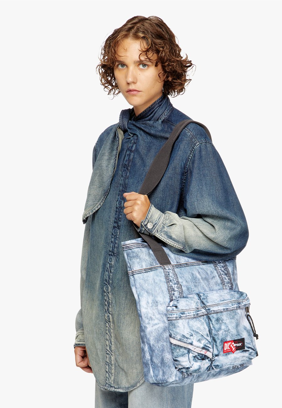 Сумка-шоппер Eastpak EASTPAK X DIESEL, Dsl Trompe/White
Сумка-шоппер Eastpak EASTPAK X DIESEL, Dsl Trompe/White