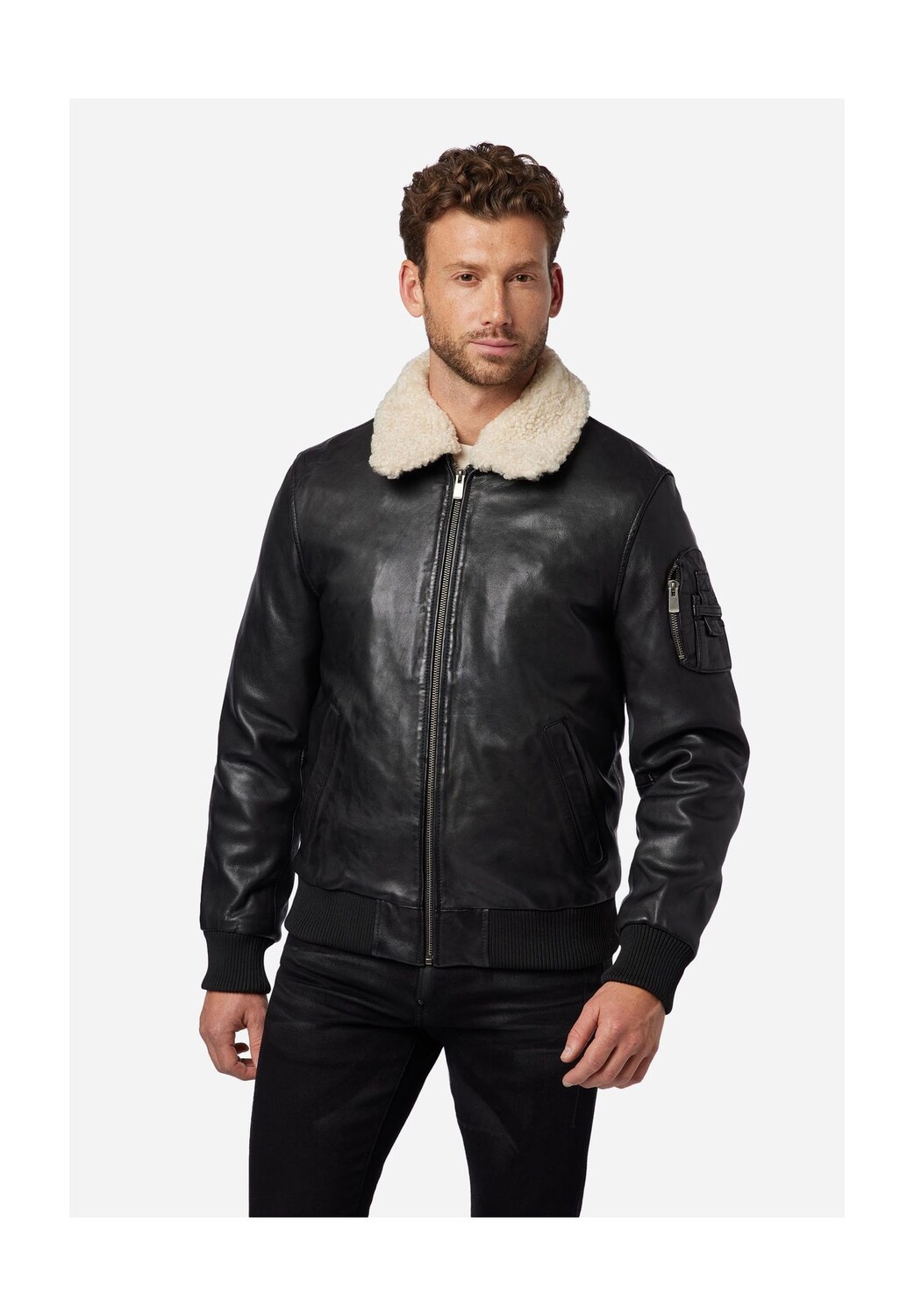 Мужская кожаная куртка M-Bomber - бомбер с воротником из овчины RICANO, черный
Мужская кожаная куртка M-Bomber - бомбер с воротником из овчины RICANO, черный