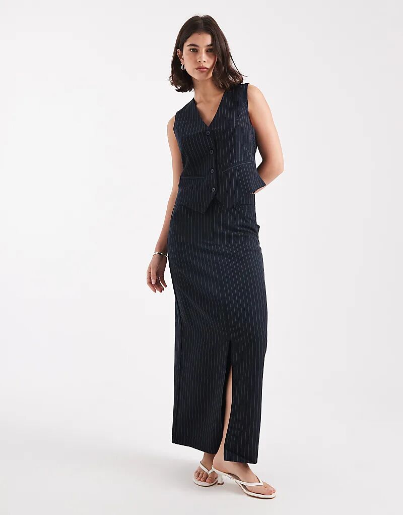 Юбка макси от Pieces в тонкую тёмно-синюю полоску
Юбка макси от Pieces в тонкую тёмно-синюю полоску